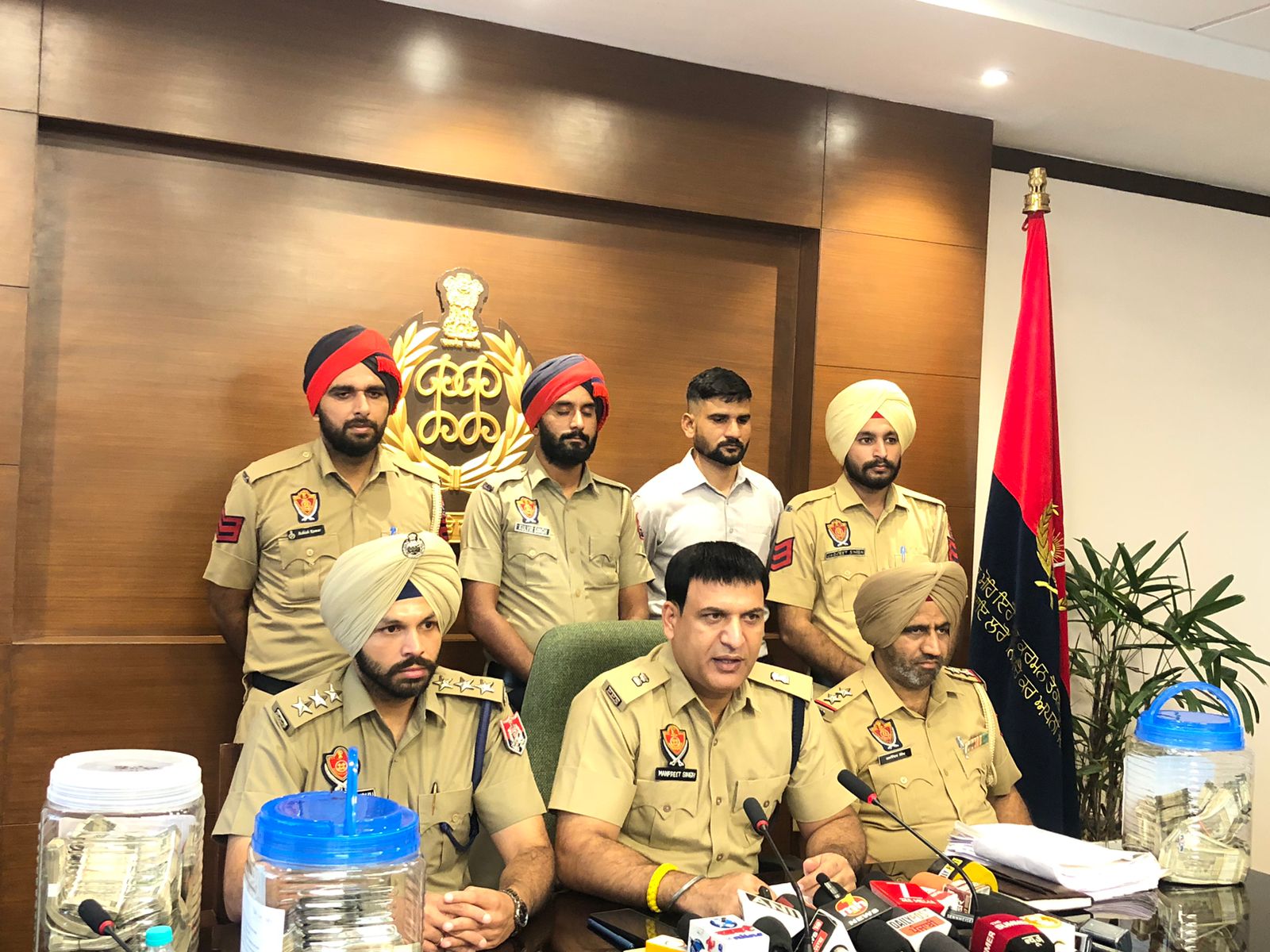 Land fraud gang busted, 5 accused arrested, Rs. 32.50 lakh and 05 vehicles recovered